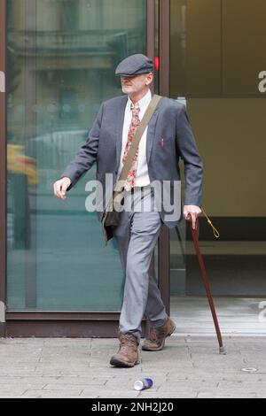 Lance O'Connor, 53 ans, quitte le tribunal des magistrats de Westminster, dans le centre de Londres, où il a comparu accusé d'agression contre un agent d'urgence, d'obstruction d'un policier et de deux infractions homophobes graves à l'ordre public. M. O'Connor a été arrêté à l'extérieur de la galerie d'art Tate Britain samedi 11 février, où une manifestation a eu lieu contre un événement de narration d'une reine de dragons à l'intérieur. Date de la photo: Lundi 20 février 2023. Banque D'Images