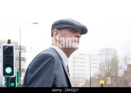 Lance O'Connor, 53 ans, quitte le tribunal des magistrats de Westminster, dans le centre de Londres, où il a comparu accusé d'agression contre un agent d'urgence, d'obstruction d'un policier et de deux infractions homophobes graves à l'ordre public. M. O'Connor a été arrêté à l'extérieur de la galerie d'art Tate Britain samedi 11 février, où une manifestation a eu lieu contre un événement de narration d'une reine de dragons à l'intérieur. Date de la photo: Lundi 20 février 2023. Banque D'Images