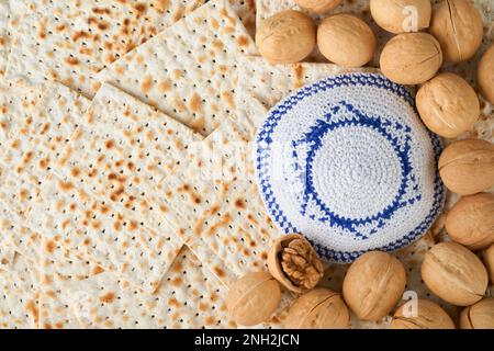 Concept de célébration de la Pâque. Kippah blanc avec Star of David sur fond de texture Matzah. Nourriture pour la Pâque. Pesach vacances juive. Rituel traditionnel J Banque D'Images