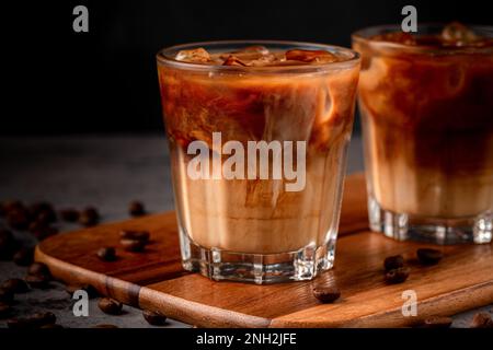Café glacé dans un verre avec crème versée. Boisson d'été froide. Banque D'Images