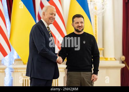 Kiev, Ukraine. 20th févr. 2023. Le président Joe Biden (L) rencontre lundi 20 février 2023 avec le président ukrainien Volodymyr Zelensky à Kiev, en Ukraine. LE président AMÉRICAIN Joe Biden effectue une visite non annoncée à Kiev en Ukraine. Photo du Bureau de presse du Président ukrainien/UPI. Crédit : UPI/Alay Live News Banque D'Images