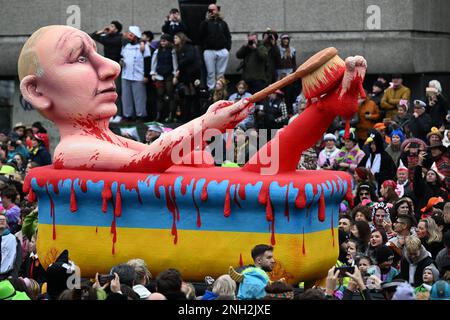 Düsseldorf, Allemagne. 20th févr. 2023. Un thème flottant montre que le président russe Poutine a pris un « bain de sang » dans une baignoire aux couleurs nationales ukrainiennes. À Düsseldorf, la première procession du lundi de la Rose a lieu pendant trois ans, 2021 et 2022 les trains ont été annulés à cause de Corona. Credit: Federico Gambarini/dpa/Alay Live News Banque D'Images