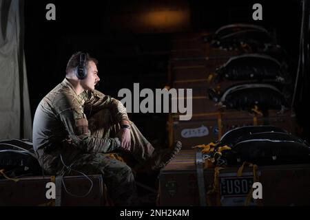 ÉTATS-UNIS Le chef de la Force aérienne, Airman Gordon Massett, 36th escadron de transport aérien expéditionnaire C-130J, prend une pause avant de procéder à une descente de faisceaux à faible coût et à basse altitude au-dessus de l'État de Chuuk, États fédérés de Micronésie, le 8 décembre 2022, lors de l'opération Christmas Drop 2022. L'avion, indicatif d'appel Santa 51, a livré 9 paquets aux îles des États fédérés de Micronésie. OCD est la plus longue mission humanitaire et de secours en cas de catastrophe du ministère de la Défense. Chaque année, l'USAF collabore avec les pays de la zone de responsabilité des forces aériennes du Pacifique pour fournir des fournitures à l'île éloignée com Banque D'Images