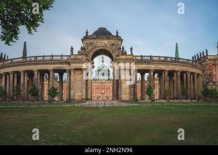 Nouveau Palais (Neues Palais) et la Colonnade des communis au parc de Sanssouci - Potsdam, Brandebourg, Allemagne Banque D'Images