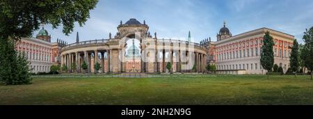 Vue panoramique du Nouveau Palais (Neues Palais) et de la Colonnade des communis au parc de Sanssouci - Potsdam, Brandebourg, Allemagne Banque D'Images