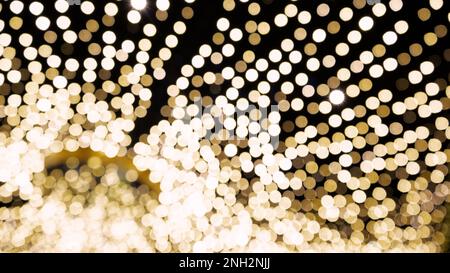 Abstrait flou de noël lumières arrière-plan bokeh. Les lumières clignotantes de l'arbre de Noël scintillent. Concept vacances d'hiver Banque D'Images