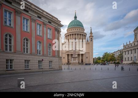 St. Eglise Nicholas, Obélisque et Brandenburg Landtag (Parlement) à la place du Vieux marché - Potsdam, Brandebourg, Allemagne Banque D'Images