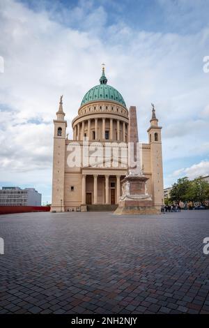 St. Eglise Nicholas et Obélisque à la place du Vieux marché - Potsdam, Brandebourg, Allemagne Banque D'Images