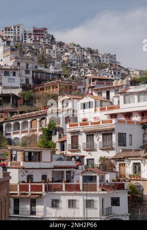 Taxco Guerrero, maisons blanches empilées sur le flanc de la montagne Banque D'Images