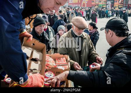 Photo répertoire, Italie. 24th févr. 2023. Ukraine. Distribution de nourriture aux personnes lors de la guerre du marché Mykolaiv Ukraine Russie (Mykolaiv - 2022-03-31, Carlo Cozzoli) ps la photo peut être utilisée dans le contexte dans lequel elle a été prise, et sans intention diffamatoire du décorum des personnes représentées usage éditorial seulement crédit: Agence photo indépendante/Alamy Live News Banque D'Images