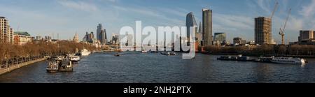 Panorama de l'Embankment, South Bank, City of London et Docklands pris du pont de Waterloo, Londres, Royaume-Uni Banque D'Images