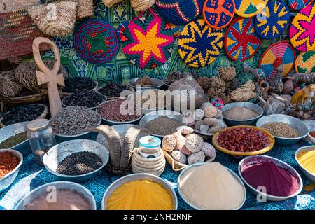 Épices et herbes d'Egiptian au Bazar oriental arabe traditionnel au village de Nubian. Assouan. Égypte. Afrique. Banque D'Images