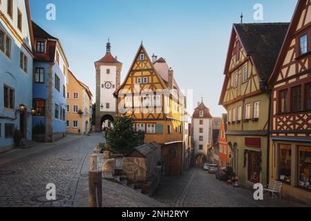 Célèbre place Plonlein avec Siebersturm (Tour des Siebers) et porte de Kobollzell (porte de Kobollzell) - Rothenburg ob der Tauber, Bavière, Allemagne Banque D'Images