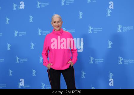 Berlin, Allemagne. 20th févr. 2023. L'actrice britannique Dame Helen Mirren arrive pour le photocall du film 'Golda'. Le film sera projeté dans la section Berlinale Special Gala. Le Festival international du film 73rd aura lieu à Berlin du 16 au 26 février 2023. Credit: Jörg Carstensen/dpa/Alay Live News Banque D'Images