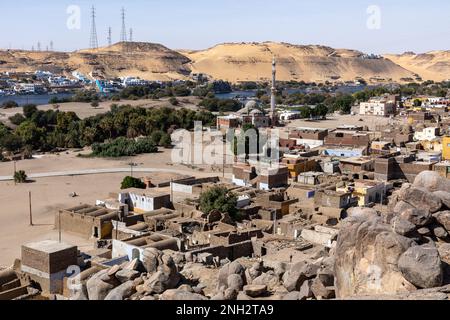 Vue sur la ville d'Assouan depuis l'île de Sahil. Architecture nubienne traditionnelle. Assouan est situé le long de la rivière Nil. Assouan, Égypte. Afrique. Banque D'Images