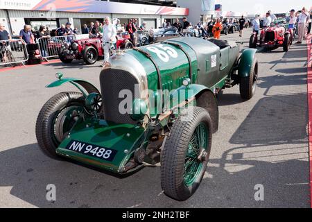 James Morley's 1927, Bentley 3/4½, dans le National Paddock, avant la course de voitures de sport d'avant-guerre de MRL 'BRDC 500' au Silverstone Classic 2022. Banque D'Images