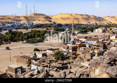 Vue sur la ville d'Assouan depuis l'île de Sahil. Architecture nubienne traditionnelle. Assouan est situé le long de la rivière Nil. Assouan, Égypte. Afrique. Banque D'Images