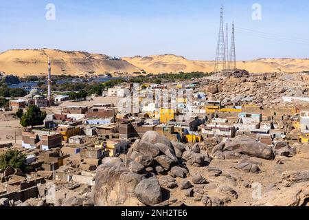 Vue sur la ville d'Assouan depuis l'île de Sahil. Architecture nubienne traditionnelle. Assouan est situé le long de la rivière Nil. Assouan, Égypte. Afrique. Banque D'Images