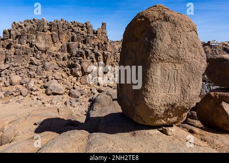 Hiéroglyphes égyptiens anciens. L'île Seheil d'Assouan, la plus connue pour la sculpture de la famine. Assouan. Egipt. Afrique. Banque D'Images