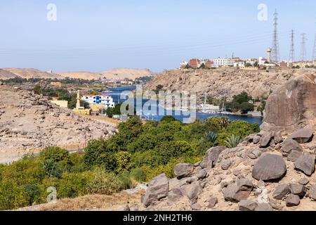 Vue sur la ville d'Assouan depuis l'île de Sahil. Architecture nubienne traditionnelle. Assouan est situé le long de la rivière Nil. Assouan, Égypte. Afrique. Banque D'Images