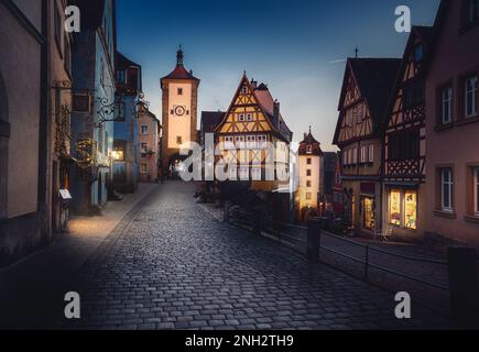 Place Plonlein illuminée avec Siebersturm (tour des Siebers) et porte de Kobollzell (porte de Kobollzell) - Rothenburg ob der Tauber, Bavière, Allemagne Banque D'Images