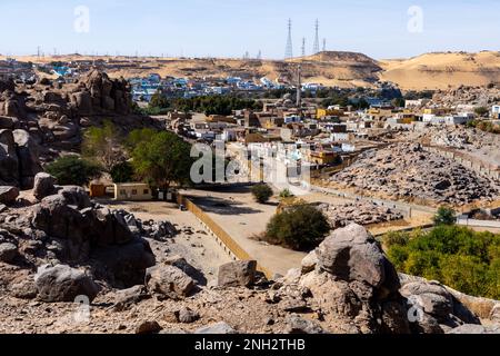 Vue sur la ville d'Assouan depuis l'île de Sahil. Architecture nubienne traditionnelle. Assouan est situé le long de la rivière Nil. Assouan, Égypte. Afrique. Banque D'Images