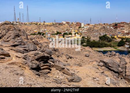 Vue sur la ville d'Assouan depuis l'île de Sahil. Architecture nubienne traditionnelle. Assouan est situé le long de la rivière Nil. Assouan, Égypte. Afrique. Banque D'Images