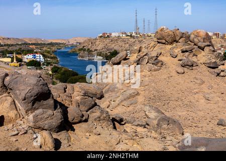 Vue sur la ville d'Assouan depuis l'île de Sahil. Architecture nubienne traditionnelle. Assouan est situé le long de la rivière Nil. Assouan, Égypte. Afrique. Banque D'Images