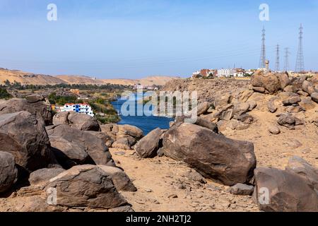 Vue sur la ville d'Assouan depuis l'île de Sahil. Architecture nubienne traditionnelle. Assouan est situé le long de la rivière Nil. Assouan, Égypte. Afrique. Banque D'Images