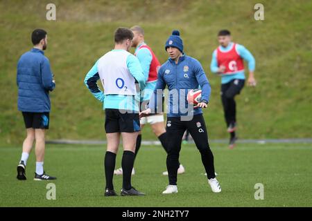 Honda England Rugby Performance Center, Pennyhill Park, Angleterre, Royaume-Uni. 20th février 2023. Kevin Sinfield, entraîneur de défense d'Angleterre, avec Owen Farrell pendant la session d'entraînement de rugby d'Angleterre, alors qu'ils se préparent à prendre le pays de Galles à Cardiff sur 25 février: Credit: Ashley Western/Alay Live News Banque D'Images