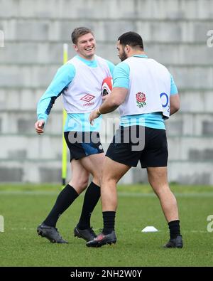 Honda England Rugby Performance Center, Pennyhill Park, Angleterre, Royaume-Uni. 20th février 2023. Owen Farrell en Angleterre avec Ellis Genge pendant la session d'entraînement de rugby en Angleterre, alors qu'ils se préparent à prendre le pays de Galles à Cardiff sur 25 février: Crédit: Ashley Western/Alamy Live News Banque D'Images