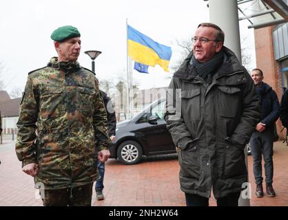 20 février 2023, Basse-Saxe, Munster : Boris Pistorius (SPD,r), ministre fédéral de la Défense, est accueilli par Björn Schulz (l), brigadier général et commandant de l'école de troupe de chars, à son arrivée pour une visite à l'école de troupe de chars à Munster, Basse-Saxe. Au cours de sa visite à Munster, Pistorius apprend l'entraînement des soldats ukrainiens sur les principaux chars de combat allemands et les véhicules de combat d'infanterie et discute avec des soldats ukrainiens et des instructeurs allemands. Photo: Christian Charisius/dpa Banque D'Images