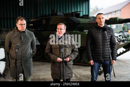 20 février 2023, Basse-Saxe, Munster: Boris Pistorius (SPD, M), Ministre fédéral de la Défense, Oleksiy Makeyev (l), ambassadeur d'Ukraine en Allemagne, et Vladimir Klitschko font une déclaration devant un char de combat Leopard 2A6 lors d'une visite de bienvenue à l'école de troupe de chars à Munster, Basse-Saxe. Lors de sa visite à Munster, Pistorius apprendra l'entraînement des soldats ukrainiens sur les chars de bataille allemands et les véhicules de combat d'infanterie et tiendra des entretiens avec des soldats ukrainiens et des instructeurs allemands. Photo: Christian Charisius/dpa Banque D'Images