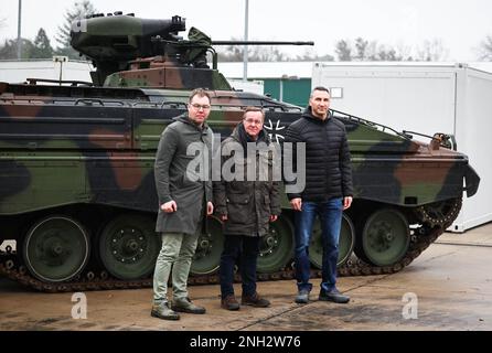 20 février 2023, Basse-Saxe, Munster : Boris Pistorius (SPD, M), ministre fédéral de la Défense, Oleksiy Makeyev (l), ambassadeur d'Ukraine en Allemagne, et Vladimir Klitschko se tiennent devant un véhicule de combat d'infanterie Marder lors d'une visite de bienvenue à l'école de troupe de chars de Munster, en Basse-Saxe. Au cours de sa visite à Munster, Pistorius apprend l'entraînement des soldats ukrainiens sur les principaux chars de combat allemands et les véhicules de combat d'infanterie et discute avec des soldats ukrainiens et des instructeurs allemands. Photo: Christian Charisius/dpa Banque D'Images