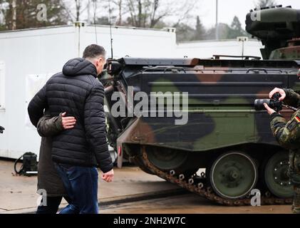 20 février 2023, Basse-Saxe, Munster: Boris Pistorius (SPD, undercover), Ministre fédéral de la Défense, et Vladimir Klitschko embrasser lors d'une visite de bienvenue à l'école de troupe de char à Munster, Basse-Saxe. Au cours de sa visite à Munster, Pistorius apprend l'entraînement des soldats ukrainiens sur les principaux chars de combat allemands et les véhicules de combat d'infanterie et discute avec des soldats ukrainiens et des instructeurs allemands. Photo: Christian Charisius/dpa Banque D'Images