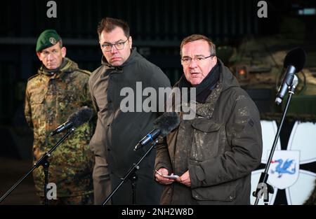 20 février 2023, Basse-Saxe, Munster: Boris Pistorius (SPD, r), Ministre fédéral de la défense, Oleksiy Makeyev (M), Ambassadeur d'Ukraine en Allemagne, et Björn Schulz (l), Brigadier général et commandant de l'École des troupes de chars, sont accueillis lors d'une déclaration lors d'une visite à l'École des troupes de chars de Munster, en Basse-Saxe. Lors de sa visite à Munster, Pistorius a appris l'entraînement des soldats ukrainiens sur les principaux chars de combat allemands et les véhicules de combat d'infanterie et a tenu des entretiens avec des soldats ukrainiens et des instructeurs allemands. Photo: Christian Charisius/dpa Banque D'Images