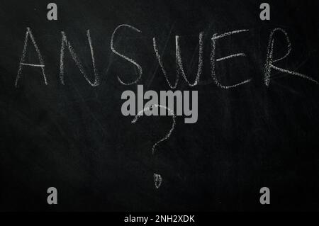 réponse ? - le mot réponse manuscrite avec craie sur un tableau noir avec point d'interrogation - concept pour des réponses existentielles ou pratiques Banque D'Images