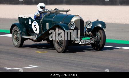 Simon Llewellyn, dans son Green, 1924, Bentley 3/4½, pendant la course de voitures de sport d'avant-guerre de MRL 'BRDC 500' au Silverstone Classic 2022. Banque D'Images