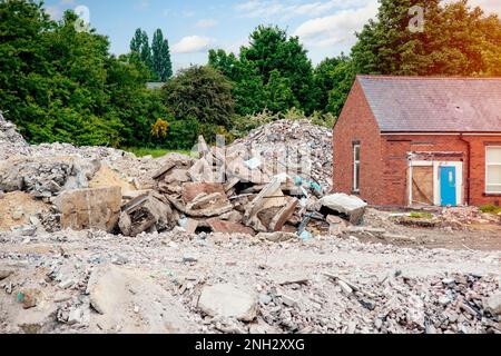 Démolition de bâtiments. La pelle hydraulique casse la vieille maison. Faire de l'espace pour la construction de nouvelles maisons Banque D'Images