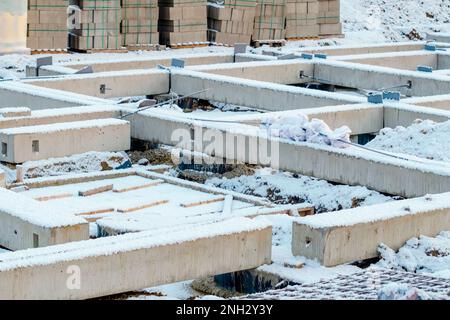 Fondation de construction en poutres de béton précontraint en hiver Banque D'Images