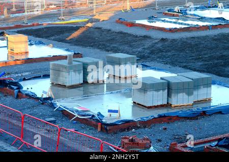 Blocs de béton livrés au chantier et placés à côté du lieu de travail et prêts pour les briques Banque D'Images