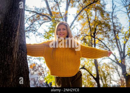 Belgrade, Serbie. 10 novembre 2022. Jeune belle femme millénaire souriante, posant avec ses bras ouverts, en hiver, le jour ensoleillé dans le Kalemegdan Banque D'Images