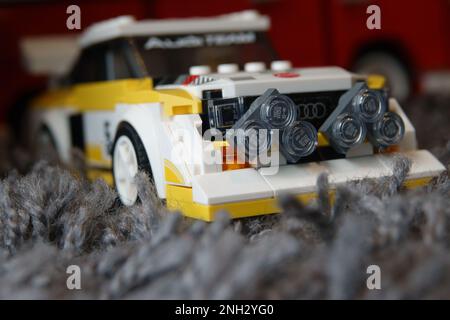 LEGO 1985 Audi Sport quattro S1 76897. Photographié de l'avant à un léger angle. La voiture se trouve sur un tapis déchiqueté avec le Lego VW Bulli à l'arrière Banque D'Images