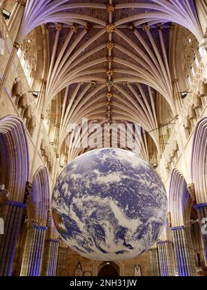 Gaia, une œuvre d'art itinérante de l'artiste Luke Jerram, présentée à la cathédrale d'Exeter, Exeter, Devon, Royaume-Uni Banque D'Images