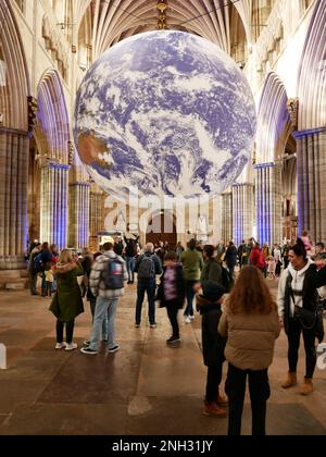 Gaia, une œuvre d'art itinérante de l'artiste Luke Jerram, présentée à la cathédrale d'Exeter, Exeter, Devon, Royaume-Uni Banque D'Images