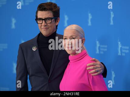 Berlin, Allemagne. 20th févr. 2023. Le réalisateur Guy Nattiv d'Israël et l'actrice britannique Dame Helen Mirren se tiennent au photocall du film « Golda » au Grand Hyatt. Le film est projeté dans la section Berlinale Special Gala. Le Festival international du film de Berlin 73rd aura lieu du 16 au 26 février 2023. Credit: Philipp Znidar/dpa/Alamy Live News Banque D'Images