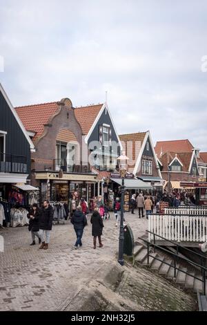 En hiver, les touristes se promènent dans les boutiques de la promenade du front de mer, dans la ville de Volendam, aux pays-Bas. Banque D'Images