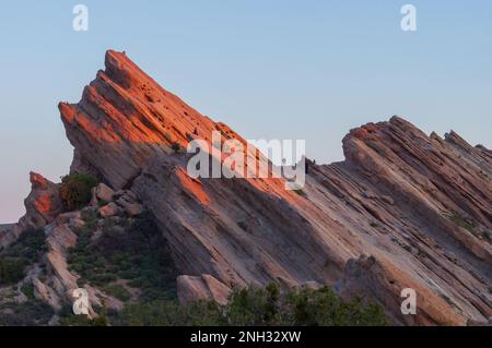 Vasquez Rocks Natural Area Park situé dans les montagnes de la Sierra Pelona. Cette caractéristique géologique a été utilisée dans de nombreux films et publicités. Banque D'Images