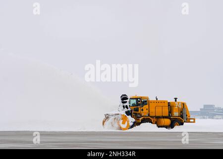 L'équipe d'enlèvement de la neige de l'aile 114th Fighter travaille dur à Joe Foss Field, S.D. après la tempête d'hiver du 9 décembre 2022. Les aviateurs se portent volontaires pour cette obligation supplémentaire de s'assurer que la mission est accomplie. Banque D'Images