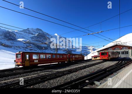 Trains Jungfraubahn à la gare de la station de ski de Kleine Scheidegg , Alpes suisses, Jungfrau - Aletsch; Oberland bernois; Suisse; Europe Banque D'Images